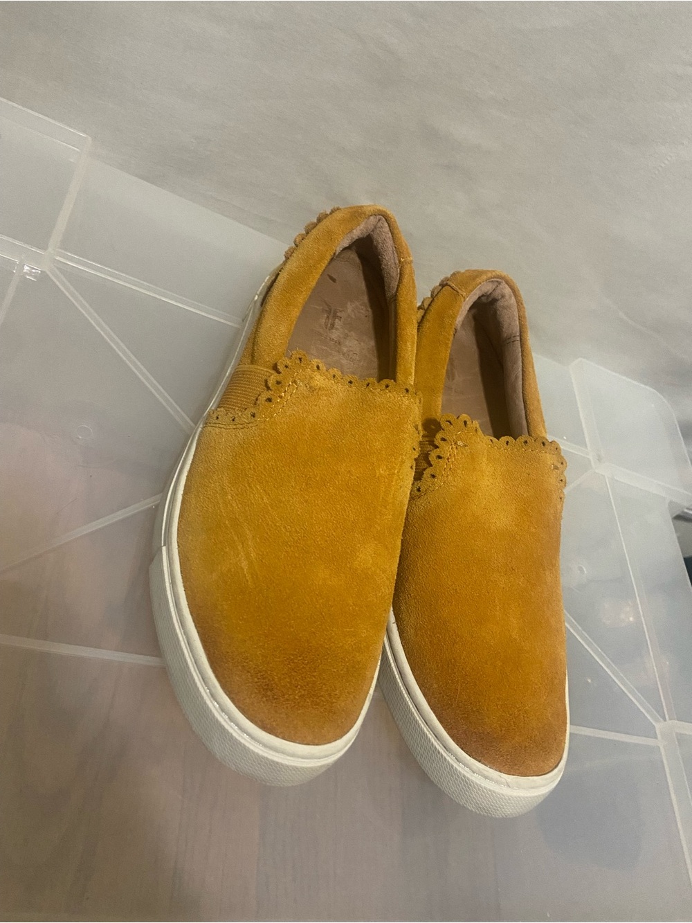 Frye Women 5.5 Ivy Scallop Slip On Sneakers